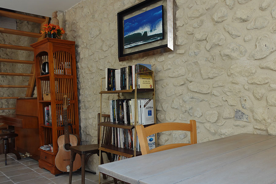 Salle commune avec piano des chambres d'hôtes à Grand Brassac en Dordogne Périgord